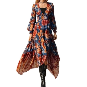 Détail d'une robe maxi en mousseline fleurie avec col en V et ourlet à volants asymétrique