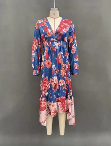 Détail de robe fleurie à taille haute avec décolleté en V et ourlet volanté irrégulier