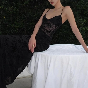 Vue détaillée d'une robe nuisette à col en V avec dentelle et maille florale transparente