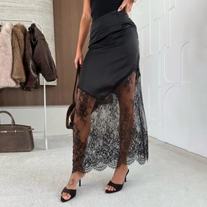 Jupe midi élégante en satin noir et dentelle avec patchwork asymétrique et fleurs