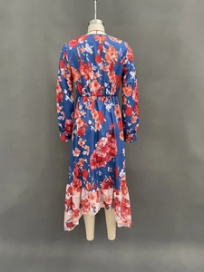 Détail arrière de la robe florale vintage avec taille haute élastique et ourlet à volants