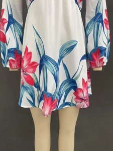 Detailansicht der elastischen Bündchen und Blumendruck am weißen Kleid