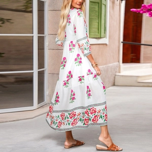Détail de la robe longue bohème à fleurs avec manches longues et jupe à volants