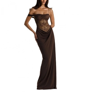Elegantes dunkelbraunes Abendkleid mit floraler Spitze und seidigem Maxirock-Design