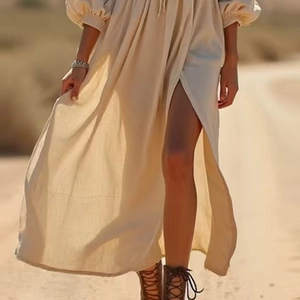 Détail d'une robe longue beige élégante à col en V profond, fente haute et lin bohème
