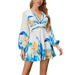 Minikleid mit Blumenmuster, V-Ausschnitt und langen Puffärmeln in Weiß und Blau