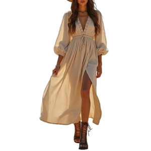 Robe longue beige élégante avec col en V profond, dentelle et fente latérale haute