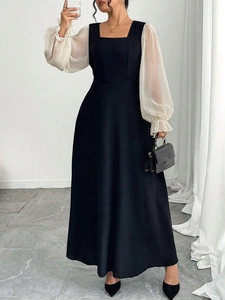 Détail du col carré et des manches bouffantes blanches sur robe noire chic