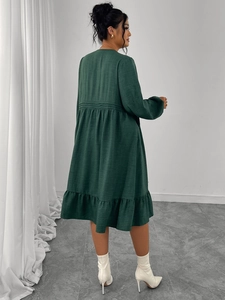 Détails de la robe longue vert foncé en coton et lin avec ourlet à volants et manches