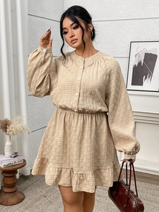 Détail de la robe beige avec tissu à carreaux texturé, boutons et ourlet à volants