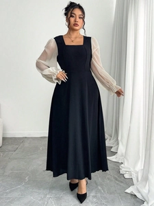 Détail de robe noire à col carré avec élégantes manches bouffantes blanches en voile