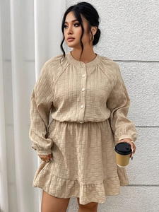 Vue détaillée d'une robe jacquard vintage beige avec manches bouffantes et texture