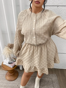 Détail d'une robe jacquard rétro française beige avec texture tissée et manches bouffantes