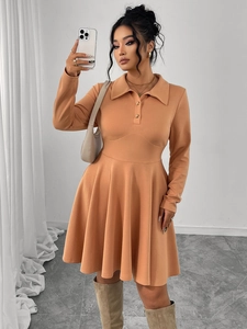 Détail d'une robe trapèze caramel avec col polo, boutons et jupe plissée pour femmes