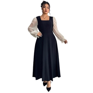 Robe noire élégante à col carré avec manches bouffantes en tulle blanc et coupe ajustée