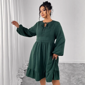 Robe longue vert foncé à manches bouffantes, broderie géométrique et ourlet à volants