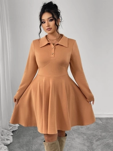 Détail de la robe polo caramel à manches longues avec taille haute et jupe plissée en A