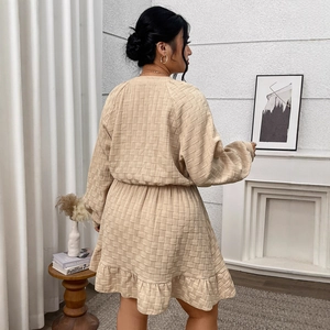 Robe beige vintage à texture gaufrée avec manches bouffantes et ourlet à volants