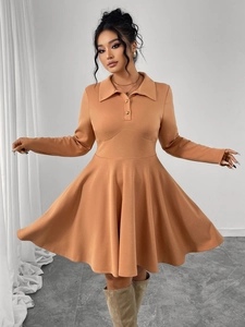 Détail de la robe maxi camel avec col polo, taille haute ajustée et coupe évasée en A