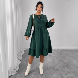 Robe longue vert foncé à manches bouffantes avec broderie anglaise et taille haute