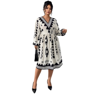 Boho V-neck midi dress with geometric print and puff sleeves in white and black