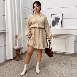 Robe vintage française en jacquard beige avec manches bouffantes et ourlet volanté