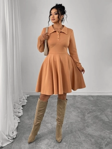 Détail de la robe trapèze caramel à col polo avec corsage boutonné et manches