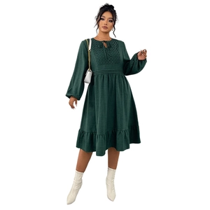 Robe midi élégante vert foncé en lin avec détails en crochet et manches bouffantes