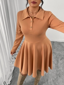 Gros plan du col polo avec boutons et taille ajustée sur une robe à manches longues