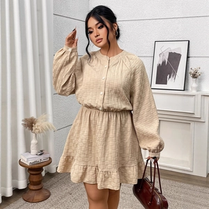 Robe jacquard vintage française beige avec manches bouffantes et ourlet volanté