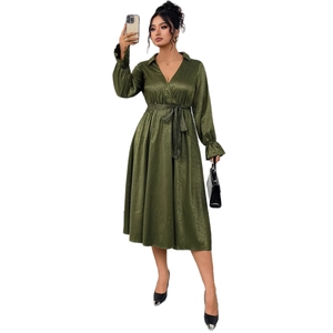 Elegant emerald green wrap dress with V-neck, waist tie and luxurious jacquard fabric