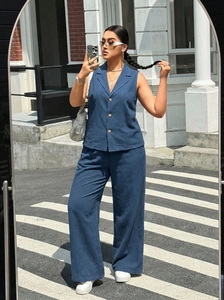 Détail du gilet sans manches bleu marine et du pantalon large en tissu aspect lin texturé
