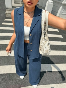 Détail du pantalon large à taille haute et du gilet sans manches bleu marine sur mannequin