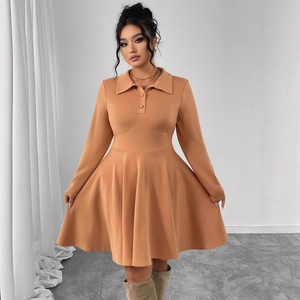 Robe trapèze caramel à col polo et manches longues avec silhouette ajustée femme