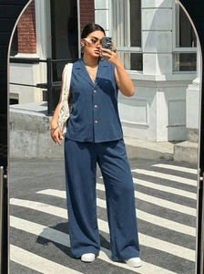 Ensemble deux pièces bleu marine avec gilet de tailleur sans manches et pantalon large