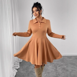 Robe mi-longue évasée caramel à manches longues avec col à revers et taille marquée