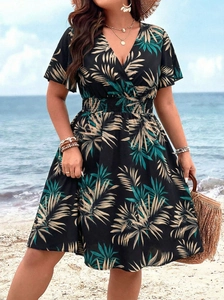 Detailansicht des tropischen Palmenmusters auf einem V-Ausschnitt Marine-Maxikleid mit Taille