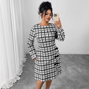 Elegantes schwarz-weißes Tweed-Kleid mit Karomuster, Schleifen und Seitenschlitz