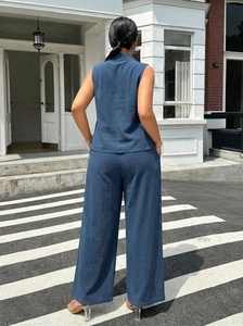 Vue détaillée du dos de l'ensemble gilet et pantalon large en lin bleu marine sur rue