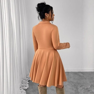 Robe longue évasée en maille caramel à manches longues avec col à revers et taille cintrée