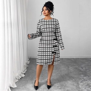 Elegantes schwarz-weißes Karo-Langarmkleid mit Schleifen-Details und Seitenschlitz