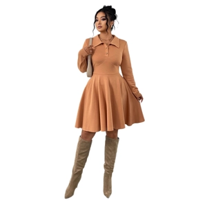Robe midi élégante caramel à manches longues avec col rabattu et taille haute plissée