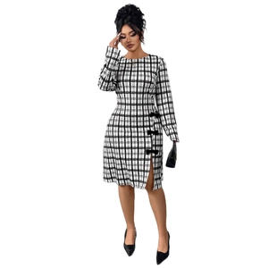 Elegantes schwarz-weißes Karo-Kleid mit Langarm und seitlichen Schleifen am Schlitz