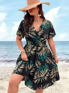 Detailansicht des V-Ausschnitts und Tropenmusters auf einem dunkelblauen Sommer-Maxikleid