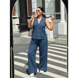 Ensemble gilet sans manches bleu marine et pantalon large vu dans un miroir extérieur