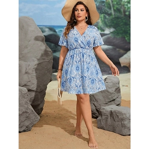 Robe maxi d'été bleue et blanche à col en V avec manches à volants pour les vacances