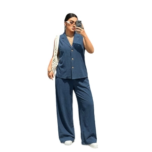 Ensemble chic pour femme avec gilet sans manches bleu marine et pantalon large fluide