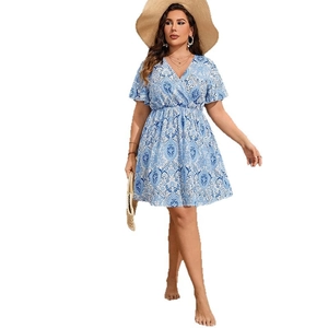 Robe d'été bleue à imprimé paisley avec col en V, manches volantées et taille haute pour plage