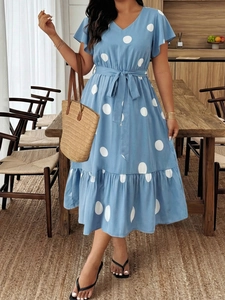 Detailansicht des hellblauen Polka-Dot-Kleids mit V-Ausschnitt und Rüschenärmeln