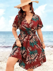 Detail der gesmokten Taille und Palmen-Print am burgunderfarbenen V-Ausschnitt Sommerkleid